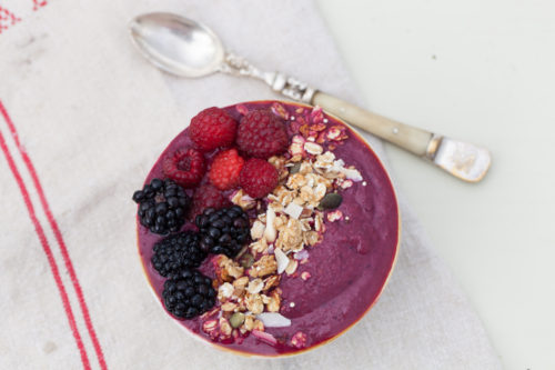 Brombaer-roedbede smoothie med aebler