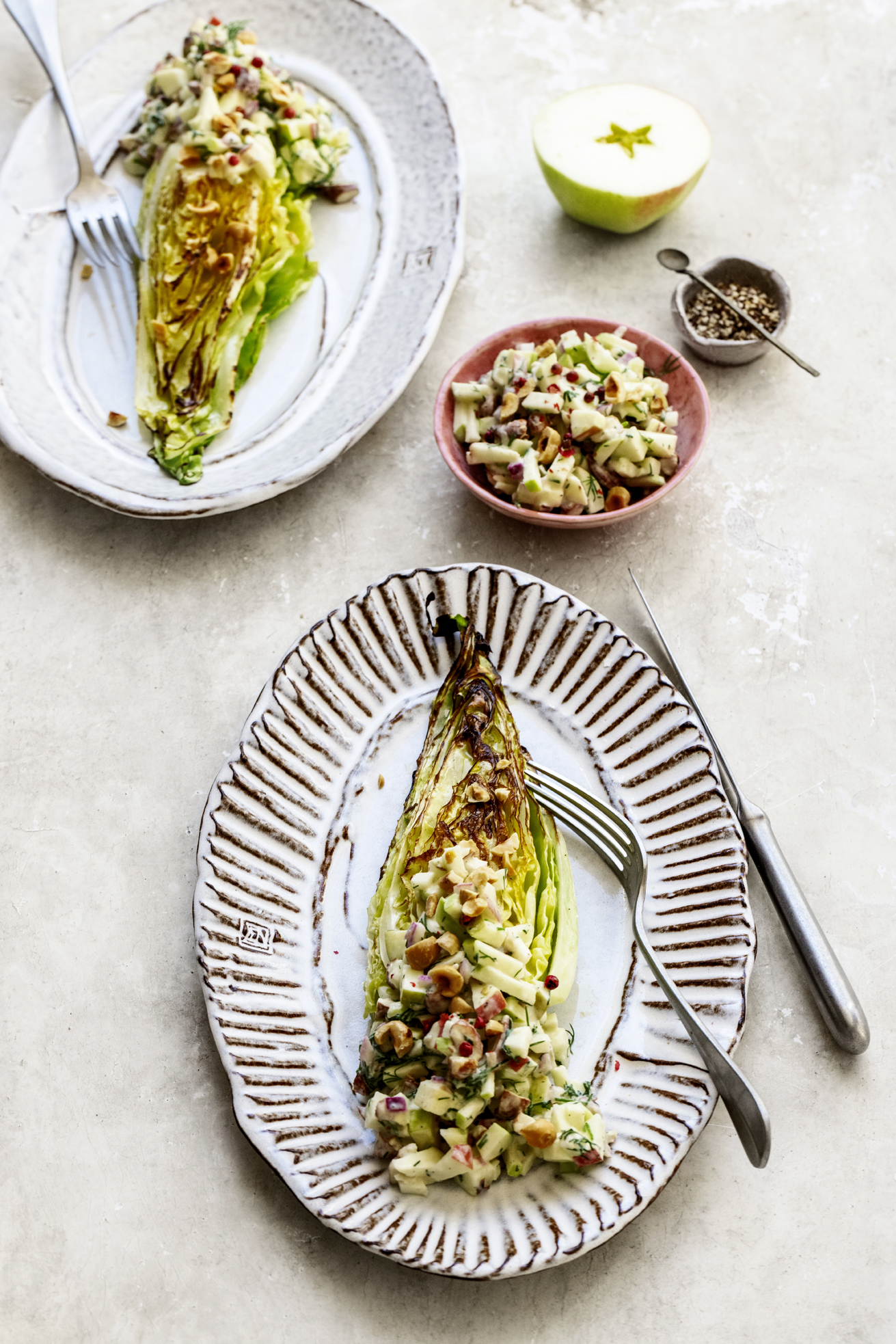 Sprødstegte spidskål med cremet æblesalat